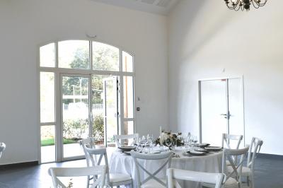 Assortiment de bouchées gastronomiques sur une planche en bois, incluant tartes aux légumes et poissons garnis.