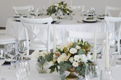 Assortiment de bouchées gastronomiques sur une planche en bois, incluant tartes aux légumes et poissons garnis.