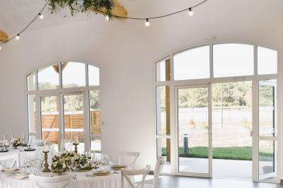 Assortiment de bouchées gastronomiques sur une planche en bois, incluant tartes aux légumes et poissons garnis.