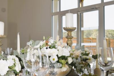 Assortiment de bouchées gastronomiques sur une planche en bois, incluant tartes aux légumes et poissons garnis.