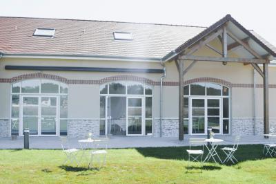 Assortiment de bouchées gastronomiques sur une planche en bois, incluant tartes aux légumes et poissons garnis.