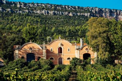 Escalier intérieur en pierre avec éclairage mural mettant en valeur des illustrations de paysages.