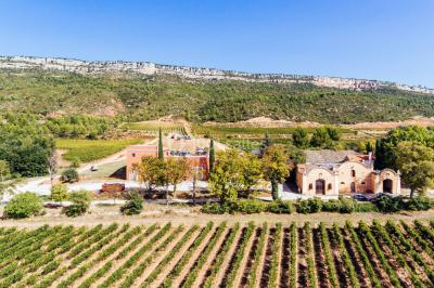 Escalier intérieur en pierre avec éclairage mural mettant en valeur des illustrations de paysages.