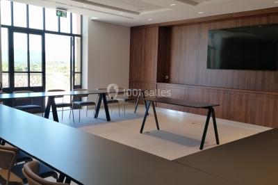 Escalier intérieur en pierre avec éclairage mural mettant en valeur des illustrations de paysages.