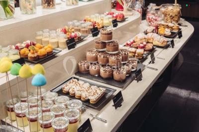 Salle de casino avec machines à sous, tables de jeu et décorations lumineuses évoquant des feux d'artifice.