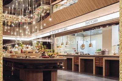 Salle de casino avec machines à sous, tables de jeu et décorations lumineuses évoquant des feux d'artifice.