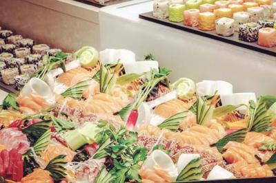 Salle de casino avec machines à sous, tables de jeu et décorations lumineuses évoquant des feux d'artifice.