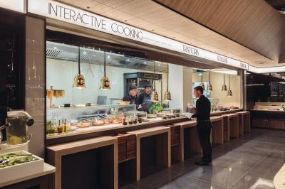 Salle de casino avec machines à sous, tables de jeu et décorations lumineuses évoquant des feux d'artifice.