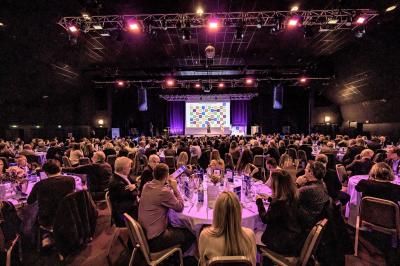 Salle de casino avec machines à sous, tables de jeu et décorations lumineuses évoquant des feux d'artifice.