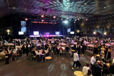 Salle de casino avec machines à sous, tables de jeu et décorations lumineuses évoquant des feux d'artifice.