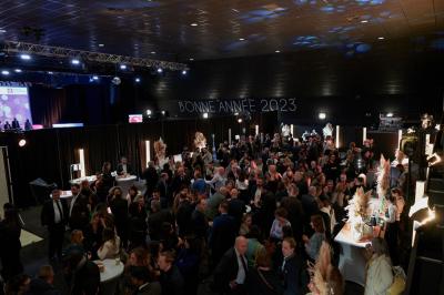 Salle de casino avec machines à sous, tables de jeu et décorations lumineuses évoquant des feux d'artifice.