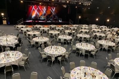 Salle de casino avec machines à sous, tables de jeu et décorations lumineuses évoquant des feux d'artifice.