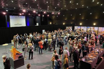 Salle de casino avec machines à sous, tables de jeu et décorations lumineuses évoquant des feux d'artifice.