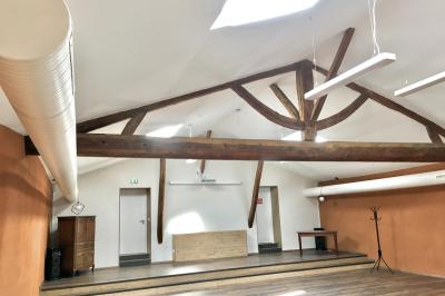 Cuisine équipée avec réfrigérateur, micro-ondes, cafetière, évier et plan de travail en bois, décor sobre et fonctionnel.