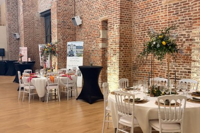 Comptoir noir devant un mur rouge décoré de motifs floraux, éclairé par des suspensions dans un espace à la décoration…