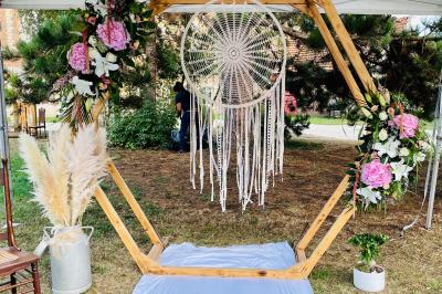 Miniature Arche décorative Pièce rustique avec murs en pierre, plafond en bois, réservoir métallique rouge et mobilier simple.