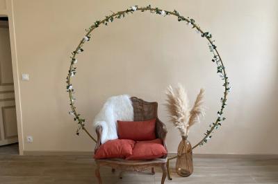 Miniature Arche décorative Pièce rustique avec murs en pierre, plafond en bois, réservoir métallique rouge et mobilier simple.