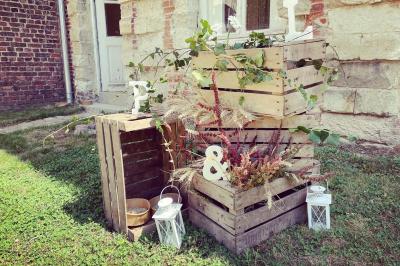 Miniature Décorations Pièce rustique avec murs en pierre, plafond en bois, réservoir métallique rouge et mobilier simple.