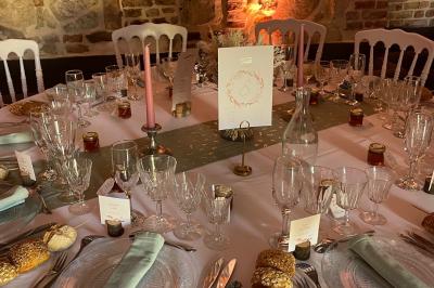 Miniature La Bergerie ( tables rondes ) Pièce rustique avec murs en pierre, plafond en bois, réservoir métallique rouge et mobilier simple.