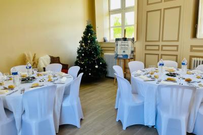 Miniature Les salons de Beaufremez ( version repas de séminaire ) Pièce rustique avec murs en pierre, plafond en bois, réservoir métallique rouge et mobilier simple.