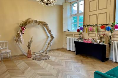 Miniature Les salons de Beaufremez ( version vin d'honneur avec bar à bonbons ) Pièce rustique avec murs en pierre, plafond en bois, réservoir métallique rouge et mobilier simple.