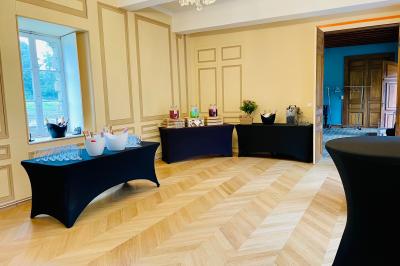 Miniature Les salons de Beaufremez ( version vin d'honneur avec bar à cocktails ) Pièce rustique avec murs en pierre, plafond en bois, réservoir métallique rouge et mobilier simple.