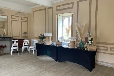 Miniature Les salons de Beaufremez ( version vin d'honneur ) Pièce rustique avec murs en pierre, plafond en bois, réservoir métallique rouge et mobilier simple.