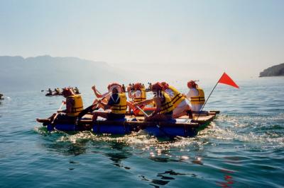 Buffet de petit-déjeuner avec viennoiseries, pain, fruits et fontaine de chocolat dans une salle décorée de motifs tropicaux.