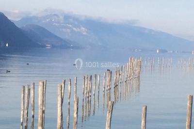 Buffet de petit-déjeuner avec viennoiseries, pain, fruits et fontaine de chocolat dans une salle décorée de motifs tropicaux.