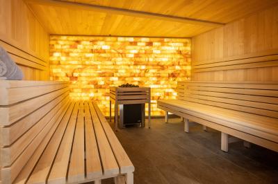 Buffet de petit-déjeuner avec viennoiseries, pain, fruits et fontaine de chocolat dans une salle décorée de motifs tropicaux.