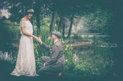 Un couple danse sous des lumières colorées dans une ambiance tamisée.