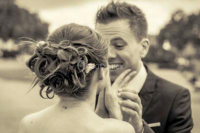 Un couple danse sous des lumières colorées dans une ambiance tamisée.