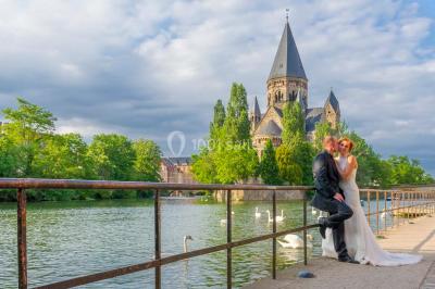 Un couple danse sous des lumières colorées dans une ambiance tamisée.