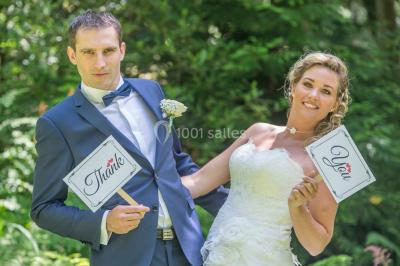 Un couple danse sous des lumières colorées dans une ambiance tamisée.