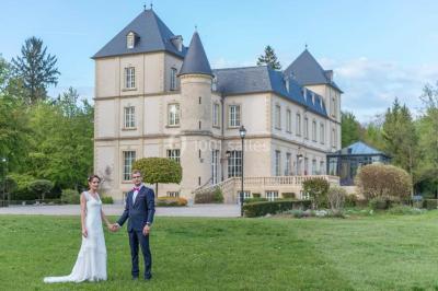 Un couple danse sous des lumières colorées dans une ambiance tamisée.