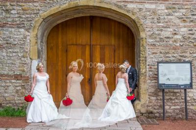 Un couple danse sous des lumières colorées dans une ambiance tamisée.