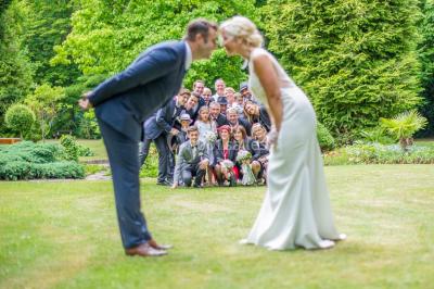Un couple danse sous des lumières colorées dans une ambiance tamisée.