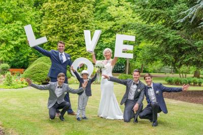 Un couple danse sous des lumières colorées dans une ambiance tamisée.