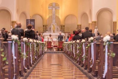 Un couple danse sous des lumières colorées dans une ambiance tamisée.