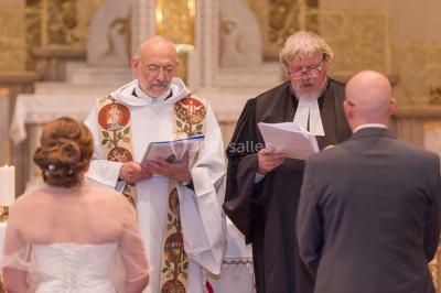 Un couple danse sous des lumières colorées dans une ambiance tamisée.