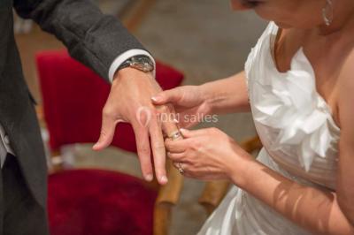 Un couple danse sous des lumières colorées dans une ambiance tamisée.