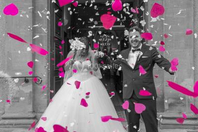 Un couple danse sous des lumières colorées dans une ambiance tamisée.