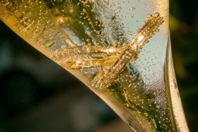 Un couple danse sous des lumières colorées dans une ambiance tamisée.