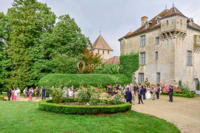 Un couple danse sous des lumières colorées dans une ambiance tamisée.
