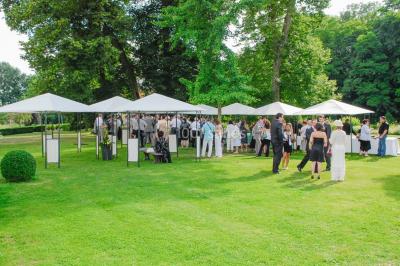 Un couple danse sous des lumières colorées dans une ambiance tamisée.