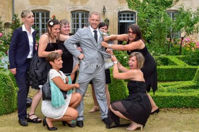 Un couple danse sous des lumières colorées dans une ambiance tamisée.