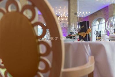 Un couple danse sous des lumières colorées dans une ambiance tamisée.