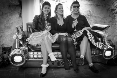 Un groupe de personnes en tenue formelle pose sur une scène lors d'un événement avec un écran affichant des logos en arrière…