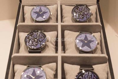 Un groupe de personnes en tenue formelle pose sur une scène lors d'un événement avec un écran affichant des logos en arrière…