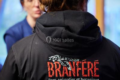 Logo du parc animalier et botanique de Branféré avec une silhouette de girafe et le texte ’La Fondation de France présente’.